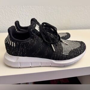 Adidas Swift Run Core - Black and Silver